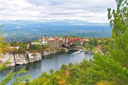 Вид с воздуха на горный дом Мохонк, расположенный в северной части штата Нью-Йорк в горах Шаванганк.