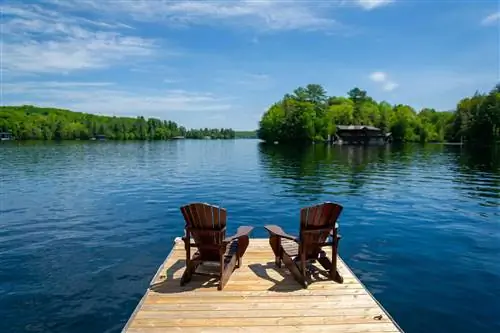 Пустые стулья Adirondack, сидящие на причале у озера
