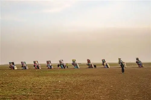 Cadillac Ranch, паблик-арт инсталляция и скульптура, созданные в 1974 году Чипом Лордом, Хадсоном Маркесом и Дугом Михелсом 22 декабря 2020 года в Амарилло, штат Техас.