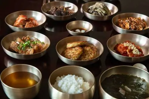 Дегустация блюд на завтрак в Bukchondaek, hanok в деревне Hahoe, Южная Корея.