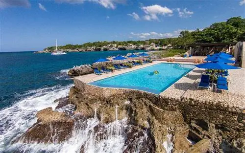 Бассейн Rockhouse Resort & Spa над скалами