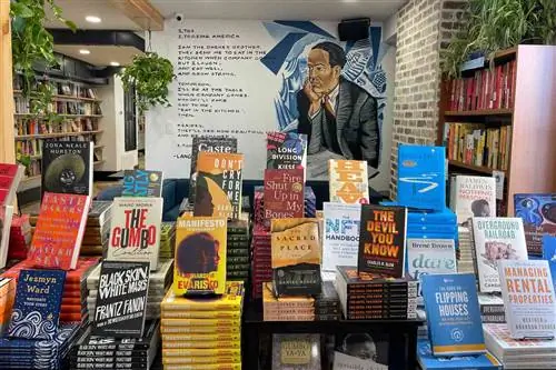 Внутри Baldwin and Co в Новом Орлеане, выбор книг и кафе.