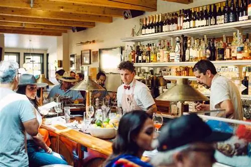 Сцена в баре Clark's Oyster Bar в Аспене