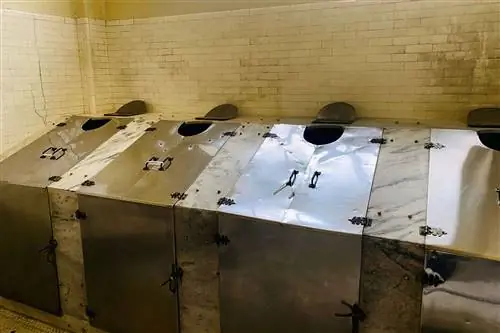 Ряд паровых шкафов в бане Фордайса в национальном парке Хот-Спрингс в Арканзасе.