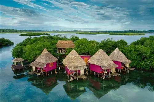 Бунгало над водой на эко-курорте Urraca Private Island в Панаме