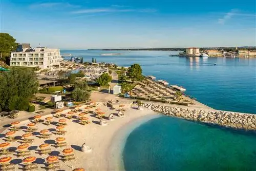 Вид с воздуха на пляж и курорт Isabella Valamar Collection Island Resort в Хорватии