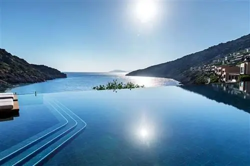 Главный бассейн в Daios Cove Luxury Resort & Villas