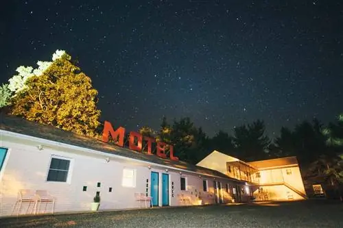 Внешний вид мотеля Starlite в ночное время