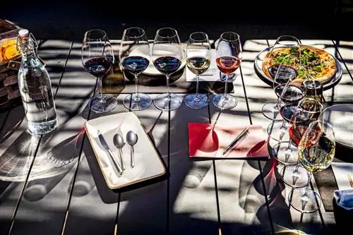 приветственный стакан совиньон блан из долины Напа) в сочетании с корзиной угощений для пикника, в том числе сыром и салями, приготовленными из каберне долины Напа от Martini, утиным рулетом, попкорном с трюфелями и пиццей с лесными грибами и трюфелями, в парке Мартини, в ресторане Louis M. Martini. Винодельня