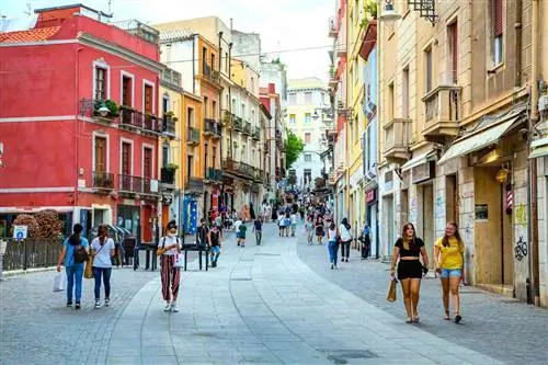 Кальяри, Сардиния, Италия - одна из главных торговых улиц