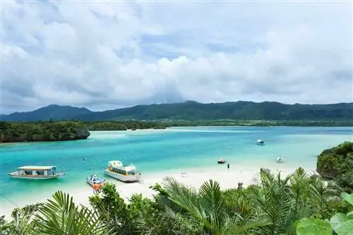Тропическая лагуна с кристально чистой голубой водой, пляж залива Кабира, остров Исигаки, Окинава, Япония.