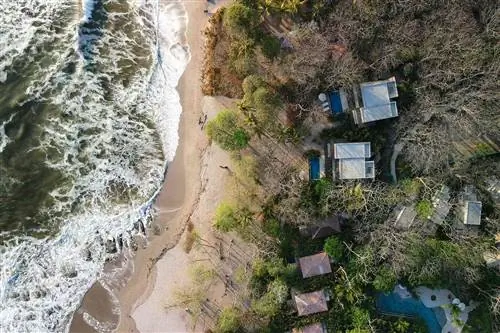 Вид с воздуха на виллы Нантипа и пляж