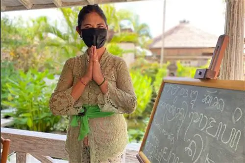 Изучаем Аксару Бали с Ибу Атик в отеле Four Seasons Resort Bali в заливе Джимбаран