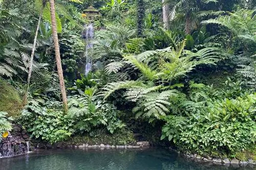 Водопад, вытекающий из водного храма Источника в поместье Комо Шамбала.