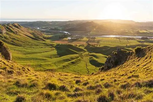 Восход солнца на пике Те Мата с видом на реку Тукитуки и побережье. Хокс-Бей, Новая Зеландия