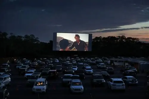 Парк Юрского периода в кинотеатре Wellfleet Drive-In, Веллфлит, Массачусетс.
