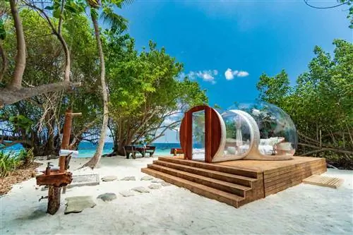 Amilla Maldives чистит пузыри, зажимая их у воды