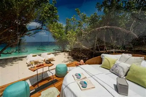 Amilla Maldives чистит пузыри, зажимая их у воды