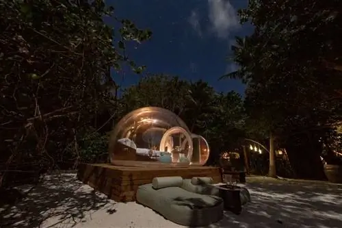 Amilla Maldives чистит пузыри, зажимая их у воды