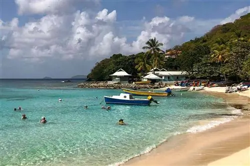 Люди наслаждаются водой у пляжа на Мюстик