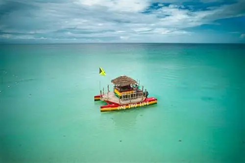 Плавучий бар Tiki Pon Da Sea на Ямайке