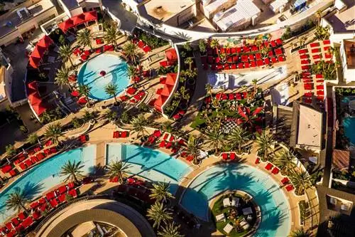 Вид сверху на бассейны Resorts World