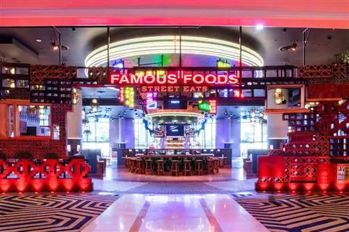 Знаменитая улица Foods Street Eats фуд-корт в Resorts World Las Vegas