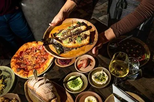 Ассорти блюд в ресторане Esther's Kitchen в Лас-Вегасе.