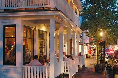 Внешний вид людей, обедающих в ресторане Alchemy в Marthas Vineyard