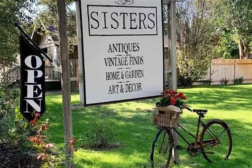 Внешний вид антикварного магазина Sister's Gifts and Home