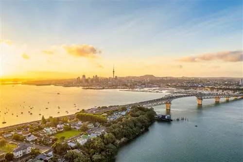 Панорамное изображение Окленда сверху, на котором видны Sky Tower и центральный деловой район через гавань Вайтемата и мост через гавань Окленда.