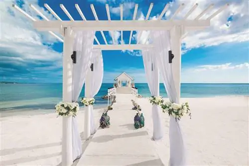 Свадебная часовня над водой в Sandals South Coast Jamaica