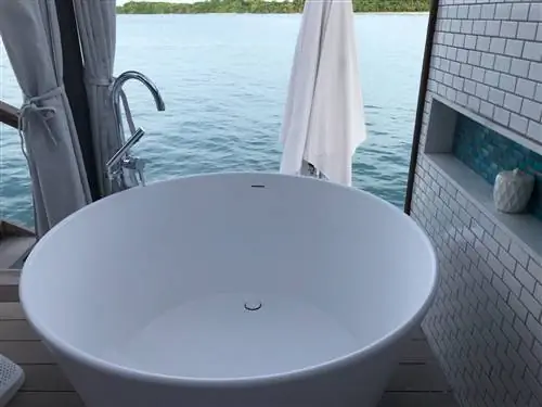 Ванна в новых надводных бунгало Sandals South Coast Jamaica