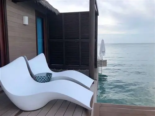 Открытая терраса в новых надводных бунгало Sandals South Coast Jamaica