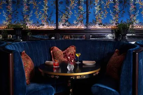 Лондонский каминный стол в NoMad London