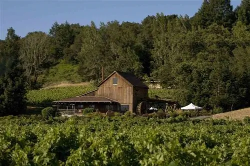 Вход в винодельню Mill Creek Winery, расположенную в долине Русской реки, в Хилдсбурге, Калифорния, Вход в винодельню Mill Creek Winery, расположенную в долине Русской реки, в Хилдсбурге, Калифорния,
