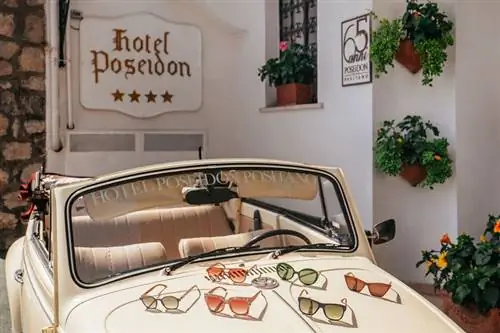 Солнцезащитные очки на машине отеля Poseidon в Позитано