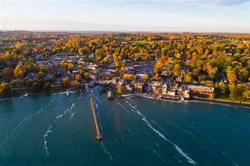 Антенна маленькой деревни в Сканеателесе на Фингер-Лейкс в северной части штата Нью-Йорк