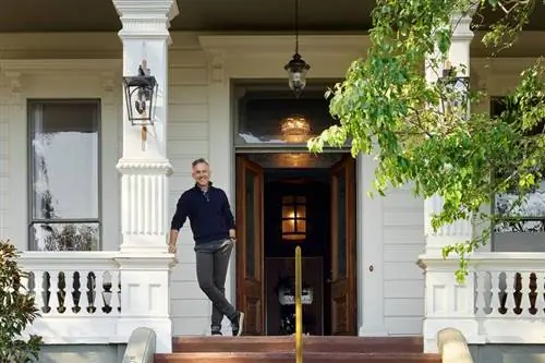 Джей Джефферс стоит перед отелем Madrona.