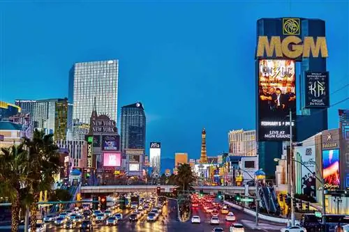 Горизонт Лас-Вегаса и улица в сумерках