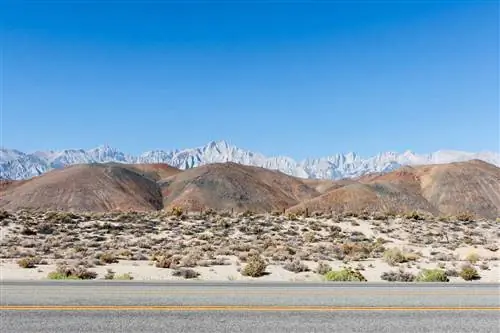 Холмистая местность с Восточными Сьеррами на расстоянии от шоссе 395