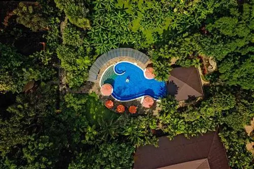 Вид с воздуха на бассейн в отеле Rio Celeste Hideaway в Коста-Рике