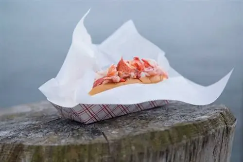 Ролл с лобстером Cousins Maine Lobster