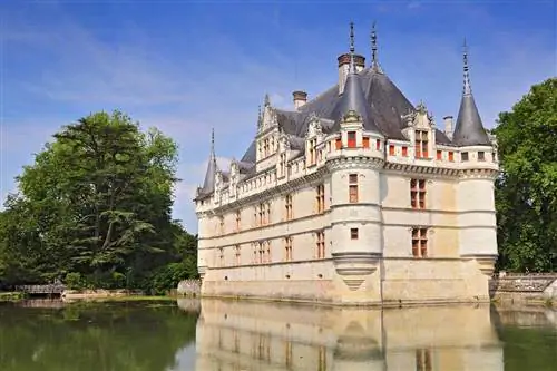 Chateau d'Azay le Rideau и мирное отражение. Это один из самых ранних замков французского Возрождения, внесенный в список всемирного наследия ЮНЕСКО.
