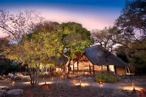 Внешний вид отеля andBeyond Ngala Safari Lodge ночью, признанного одним из лучших отелей в мире.