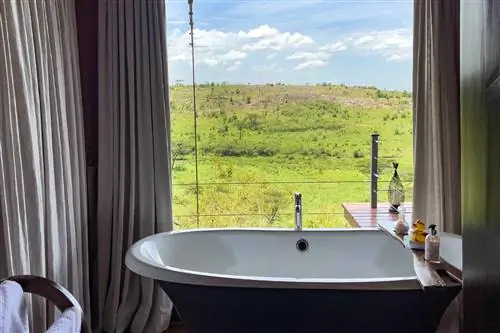 Ванна на ножках в Mahali Mzuri