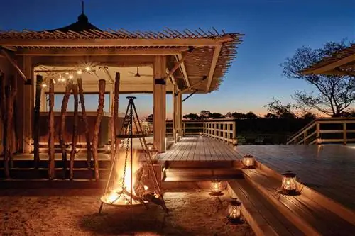 Освещенная камином терраса в Belmond Savute Elephant Lodge, признанном одним из лучших отелей в мире.