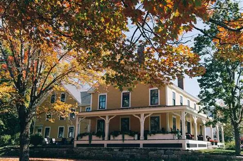 Осенний экстерьер Pickering House Inn, признанного одним из лучших отелей мира.