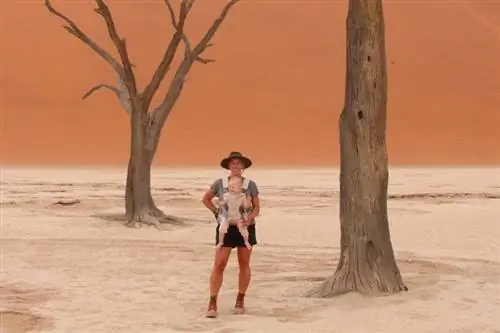 Кэтрин Ромейн и ее дочь в Kwessi Dunes