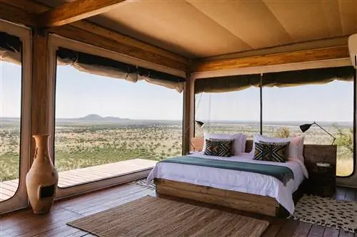 Кровать и вид в Habitas Namibia